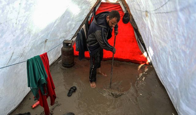 Gazze'de şiddetli yağış! Çadırlar yine sular altında kaldı