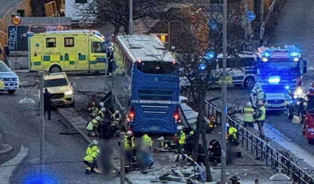 İsveç'te otobüs durağa daldı: Ölü ve yaralılar var