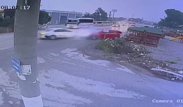 İzmir'de iki otomobil çarpıştı: 2 ölü, 4 yaralı