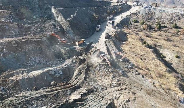 Göçük altındaki madenciyi arama çalışmalarında 8. gün