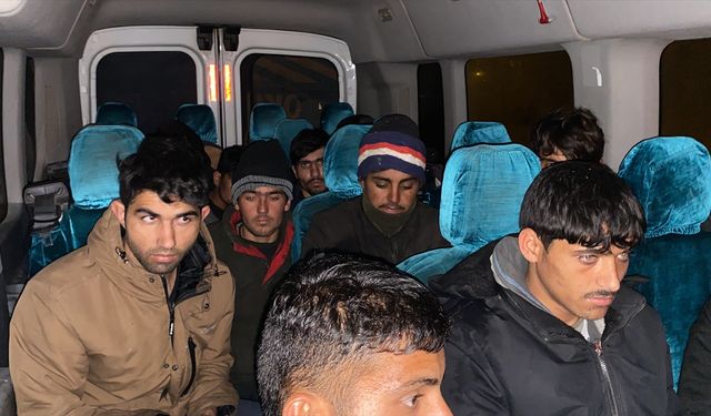 Erzurum'da 37 göçmen yakalandı, 3 zanlı tutuklandı