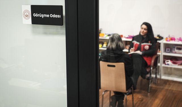 İstanbul'un 'kırmızı yeleklileri' sosyal hizmetleri kapı kapı dolaşarak ulaştırıyor