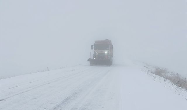 Kars-Göle kara yolunda kar ve sis ulaşımı olumsuz etkiliyor