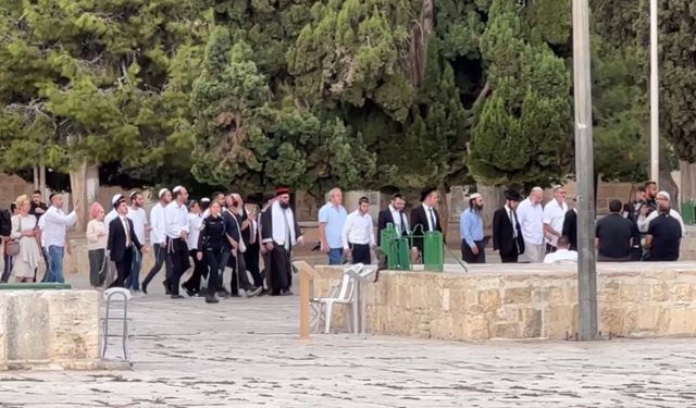 İşgalci İsrailliler, Mescid-i Aksa'ya baskın düzenledi