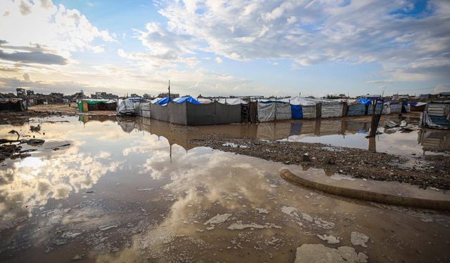 Gazze'de yüzlerce çadır su altında kaldı