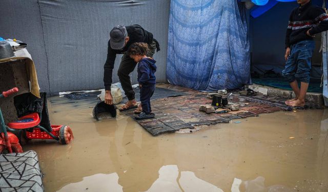 Gazze'de binlerce çadır su altında kaldı