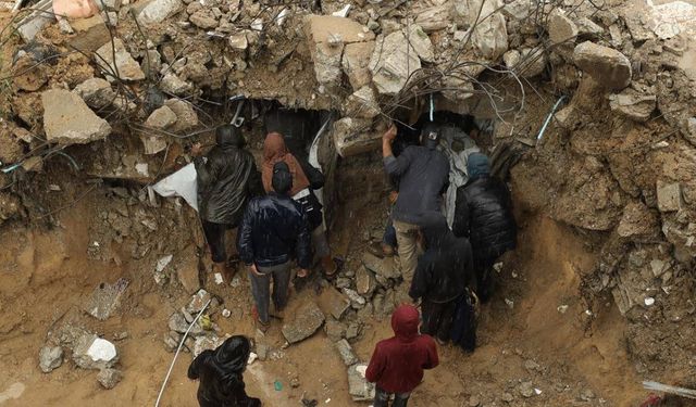 Gazze'yi şiddetli fırtına vurdu: 27 bin ailenin çadırı yıkıldı