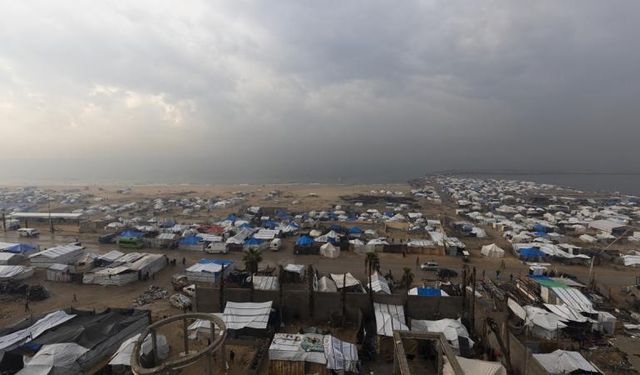 İsrail Gazze'de çadırları ve okulları bombaladı!