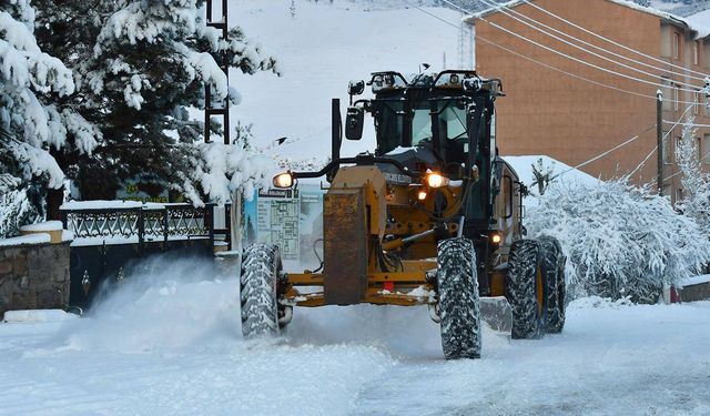 Yoğun kar nedeniyle 22 yol ulaşıma kapandı