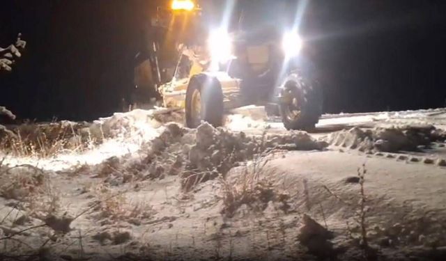 Kars'ta köy yolunda mahsur kalan araç ekiplerce kurtarıldı