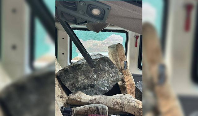 Kaya parçaları düştü, minibüsün tavanı parçalandı