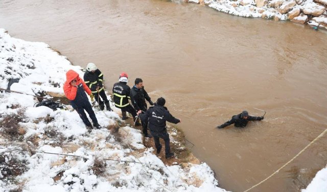 Otomobil su kanalına düştü: 4 kişi aranıyor