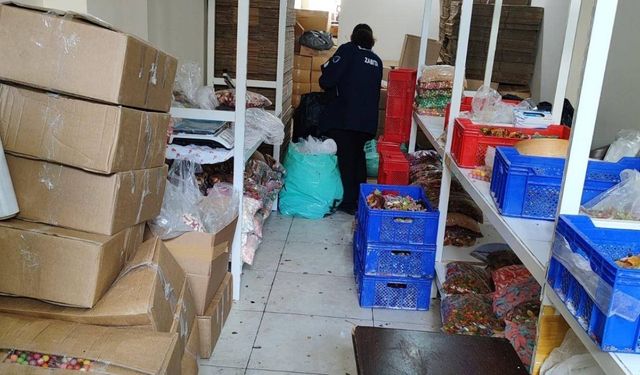 Esenyurt'ta şekerleme atölyesi denetiminde 9 ton ürün imha edildi