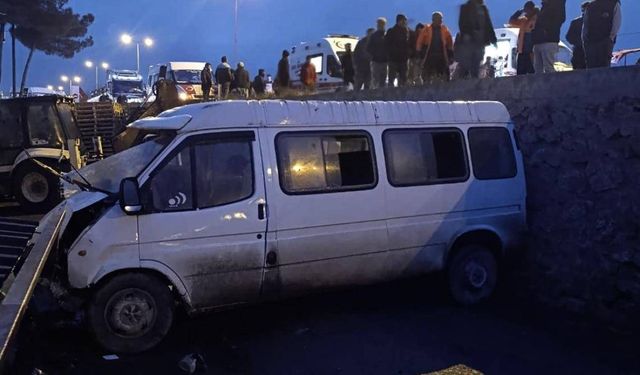 Sinop'ta servis minibüsüyle otomobil çarpıştı: 1 ölü