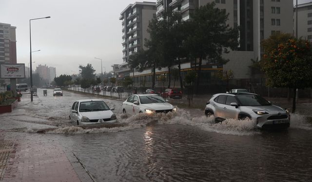 Antalya'da yağış hayatı olumsuz etkiliyor
