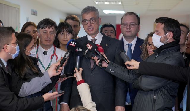 Bakan Kemal Memişoğlu, İstanbul'da yeni yılın ilk bebeklerini ve çocuk hastaları ziyaret etti