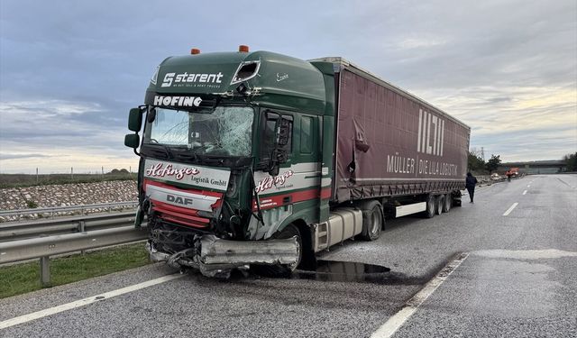 Edirne'de çarptığı bariyeri parçalayan tır karşı yöne geçti