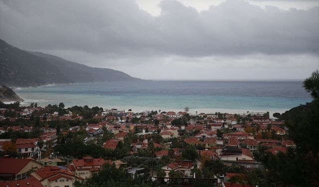 Fethiye'de sağanak sonrası Ölüdeniz'in rengi değişti