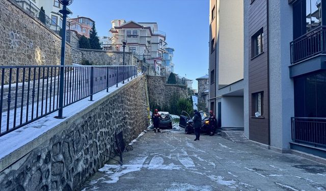 Trabzon'da site bahçesine devrilen aracın sürücüsü yaralandı