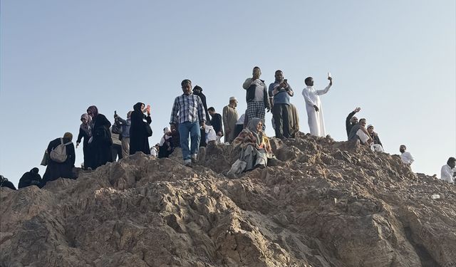 Umre ibadeti yapan Müslümanlar, Medine'de kutsal mekan ve alanları ziyaret etti