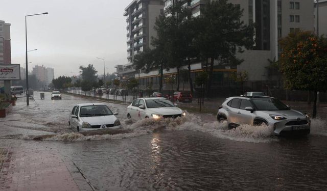 Antalya'da yollar göle döndü