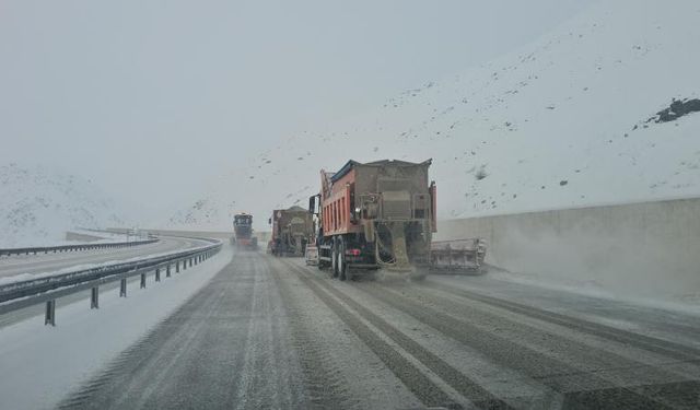 Erzincan-Sivas kara yolu ulaşıma kapandı