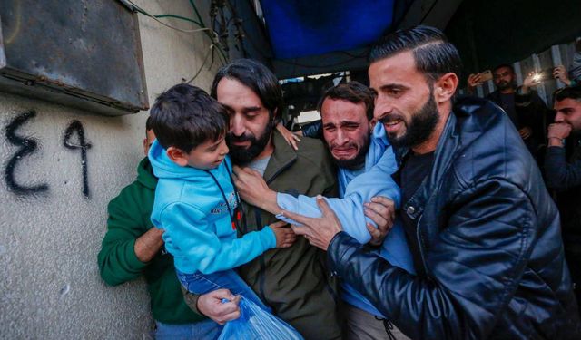 Katil İsrail 7 Filistinli esiri daha serbest bıraktı