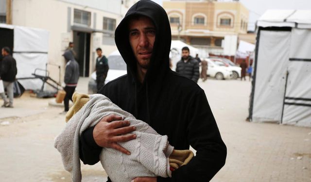 Gazze'de insanlık donuyor: 10 çocuk soğuktan can verdi