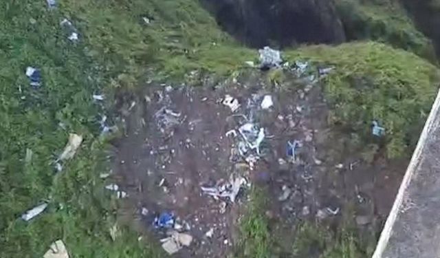 Endonezya'da dağlık alanda kaybolan uçağın enkazına ulaşıldı