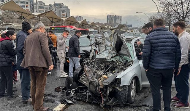 Durakta bekleyen EGO otobüsüne otomobil çarptı: 1'i ağır 4 yaralı