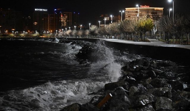 İzmir Valiliğinden kuvvetli yağış, taşkın ve lodos uyarısı