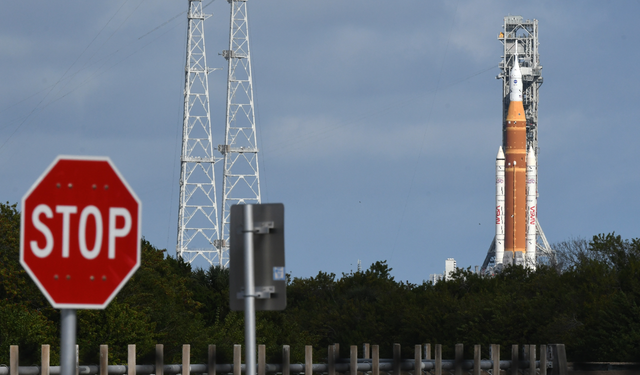 NASA ilk mürettebatlı Ay uçuşu roketini fırlatmaya hazırlanıyor