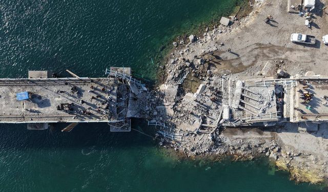 Suriye hükümeti, terör örgütü YPG'nin Rakka'da patlattığı köprüleri tadilata başladı