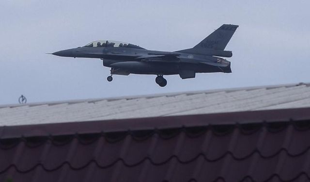 Tayvan'da F-16 savaş uçağı düştü