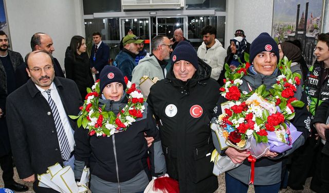 Avusturya'da madalya kazanan otizmli ikiz kayakçılar, Erzurum'da çiçeklerle karşılandı