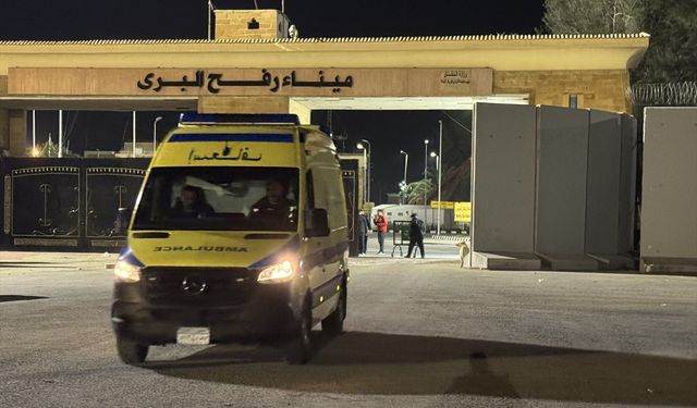 Filistin Kızılayı: Refah Sınır Kapısı'ndan 15 hasta ve 31 refakatçi Mısır'a tahliye edildi
