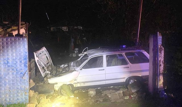İzmir'de bahçe duvarına çarpan otomobildeki 1 kişi öldü