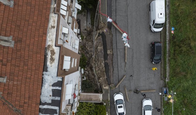 İzmir'de istinat duvarı çöken bina sakinleri sorunun çözülmesini istiyor