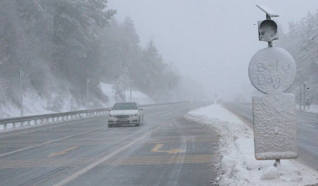 Bolu ve Düzce'nin yüksek kesimlerine kar yağdı