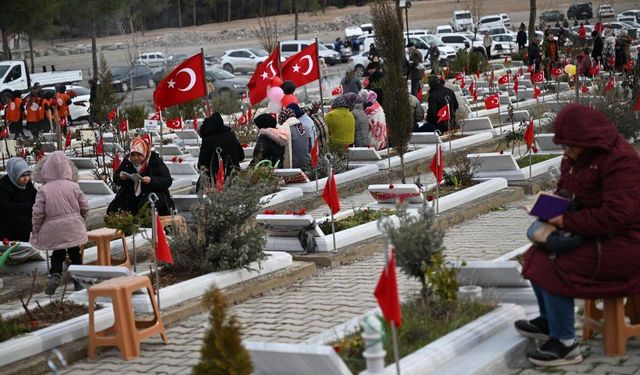 Depremlerde yakınlarını kaybedenler kabirleri ziyaret ediyor
