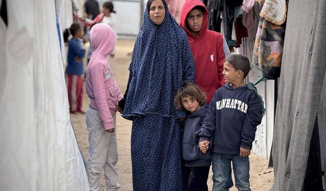 Gazze’de aileler Ramazan'ı hasarlı okulda yokluk içinde geçiriyor