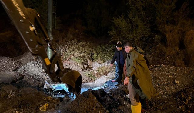 Hatay'da toprak kaydı, ev ve otomobil zarar gördü