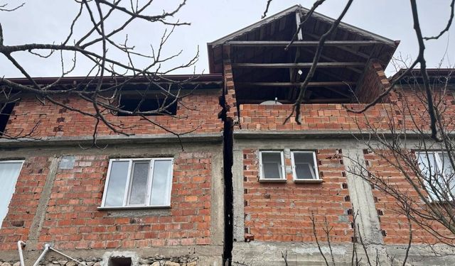 Bartın'da heyelan: 3 evde çatlaklar oluştu