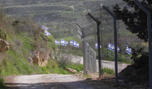 İşgalci İsrailliler, Batı Şeria'daki arkeolojik alana İsrail bayrakları astı