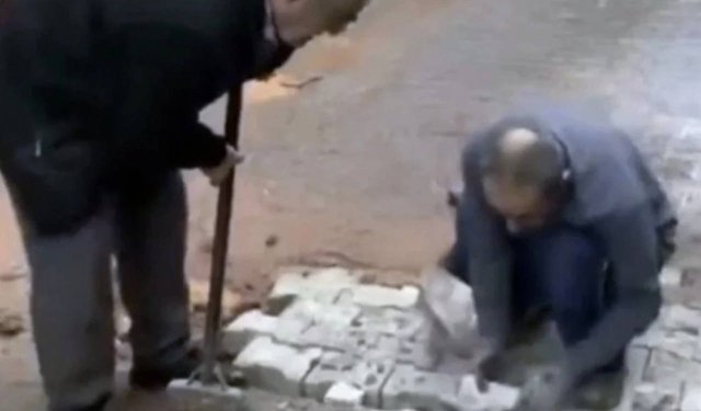 İzmirliler isyanda! Vatandaş küreği kaptı, yolu kendi yaptı