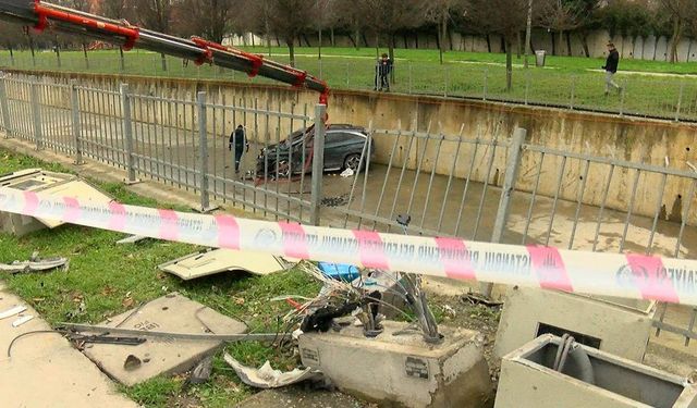 İki araç çarpıştı, otomobillerden biri dereye uçtu