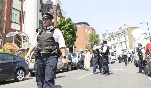 İngiltere'de cami çıkışı bıçaklı saldırı!