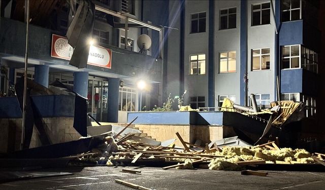 Çatısı uçan lisede eğitime ara verildi