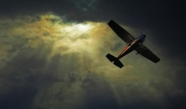 İnişe geçen uçakta dehşet! Pilotlar silahla vuruldu