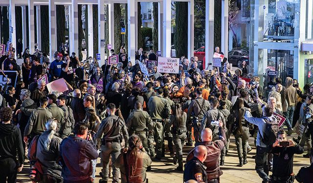 Netanyahu istenmiyor! Tel Aviv sokakları karıştı